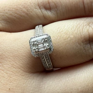 9ct 375 White Gold 0.25ct Diamond Cluster Ring, Size R - Picture 1 of 5