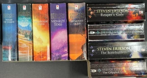 Steven Erikson - Lot de 9 romans en anglais, en l'état correct dos froissés - Foto 1 di 3