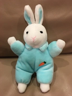 Peluche MACY’S First Impressions Baby Bunny Rabbit AZUL 10” Sonajero Zanahoria Foto 1 de 4