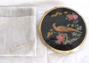 VINTAGE STRATTON ENGLAND POWDER COMPACT PEACOCK NEVER USED WITH POUCH - Picture 1 of 2