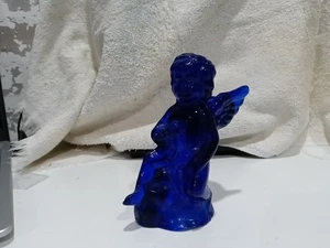 Querubín azul cobalto vidrio sentado arrodillado ángel estatuilla candelabro cónico 4,5 - Imagen 1 de 5