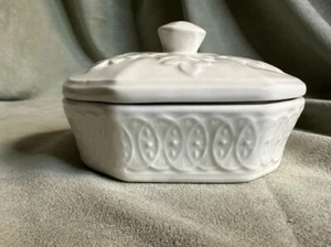 Avon Candy Dish Trinket Box Snowflake On Lid Covered Dish Micro/Dish Safe EUC - Picture 1 of 10