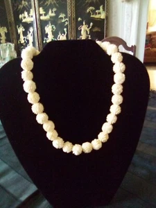 VTG 1950'S CARVED RESIN CHOKER NECKLACE-17"  LG ROSES BEADS .5" DIA BARREL CLOSE - Picture 1 of 4