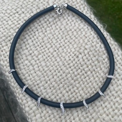 Collar con cordón de cuero negro ADI 925 China con dijes de pavé de ley y circonita cúbica Foto 1 de 4