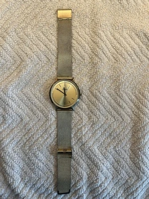 Reloj para hombre Flud’s «The Stunt» dorado con correa de malla NECESITA BATERÍA Foto 1 de 2