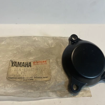Cubierta de filtro de aceite 84 Yamaha Tri Moto 3 ruedas OEM 15A-13447-00-00 NUEVO DE STOCK Foto 1 de 4