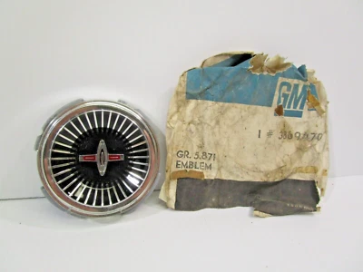 NOS GM 1965 雪佛兰 CORSA 轮盖 EMBLEM MONZA #3869470 — 第 1/4 张图片
