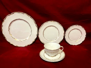 Royal Doulton Richelieu Bone China 5 Piece Place Setting(s) Plates Cup & Saucer - Bild 1 von 2