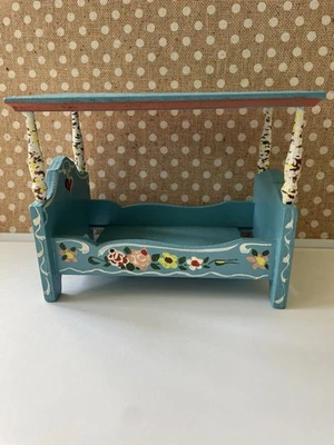 Cama vintage azul para casa de muñecas Dora Kuhn pintado a mano baño toldo de madera alemán Foto 1 de 4