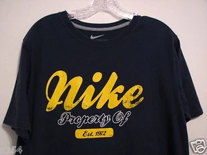 NIKE dunkelblau Herren Large Standard Fit Rundhalsausschnitt T-Shirt Property Of Est 1972 - Bild 1 von 4