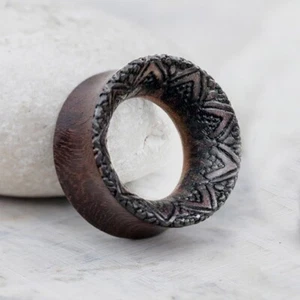 PAR CÓNCAVO MADERA SONO ORNAMENTADA TALLA TRIBAL TÚNELES MEDIDORES TAPONES PENDIENTES - Imagen 1 de 2