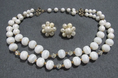 Vintage Weiß Kunststoff Gold Metall 2 Stränge Halsband Halskette + Japan Ohrringe - Bild 1 von 4