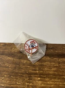 ⚾️ Pin de solapa de los Yankees de Nueva York para sombreros, camisas, chalecos o regalo de béisbol vintage - Imagen 1 de 3