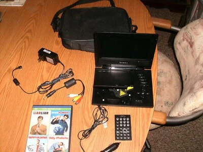 Reproductor de DVD portátil Dynex 7” cables de carga controles remotos reproduce películas música + Foto 1 de 4