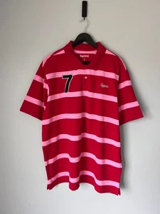 Supreme Cursive Polo - Größe XL - rot gestreift - NEU - Bild 1 von 7