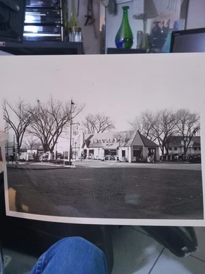 Foto de estación Phillips 66 Oil Company Bw 8x10 neón al frente en poste Foto 1 de 4