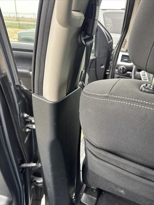 Оригинальный натяжитель переднего левого ремня безопасности 2017 Nissan Titan Sv б/у черный цвет - Изображение 1 из 4