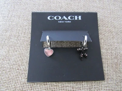 PENDIENTES HUGGIE ARCO Y CORAZÓN COACH CHAPADOS EN PLATA Foto 1 de 4