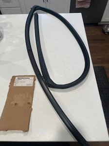 New GM 15001926 1988-99 Chevrolet GMC C/K Truck RH Door Window Run Weatherstrip - Picture 1 of 6