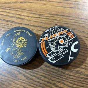 2 dischi da hockey - 1967 autografo Philadelphia Flyers 1968/69 Erie Lions - Foto 1 di 8