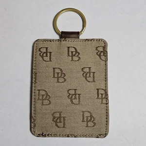 Dooney & Bourke Portatarjetas de Identificación Foto Insignia Llavero DB Logo Lona Tostado - Imagen 1 de 6