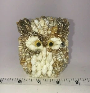 De colección: Mini estatuilla de búho hecha de pequeñas conchas marinas. 3 pulgadas de alto. Blanco y marrón. - Imagen 1 de 8