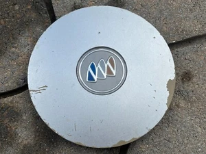 BUICK LESABRE OEM WHEEL CENTER CAP SILVER FINISH 9592738 1997-2000 1 BROKEN TAB - Picture 1 of 2