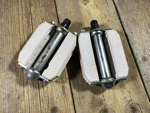VINTAGE MUSCLE BIKE BICYCLE PEDALS 9/16 THREADS WELLGO - Picture 1 of 6