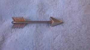 Freccia colore oro con piume dorate alla fine - Foto 1 di 2