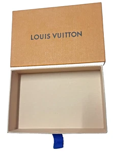 Auténtica caja de regalo billetera LOUIS VUITTON para hombre 13,5 (L) x 9 (W) x 2,75 (H) CM | USADA - Imagen 1 de 4