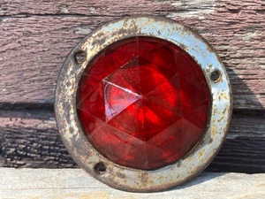 VINTAGE RUNDE ROTE GLAS FACETTIERTE FAHRRAD REFLEKTOR LINSE mit METALLRAHMEN - Bild 1 von 3