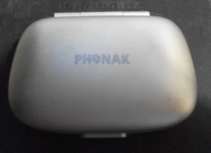 Custodia per apparecchi acustici Phonak dimensioni più piccole.  3" x 2" circa con spazzola detergente - Foto 1 di 2