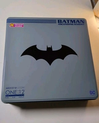 Коллекционная фигурка Mezco One: 12 Batman Ascending Knight синяя открытая полная - Изображение 1 из 4