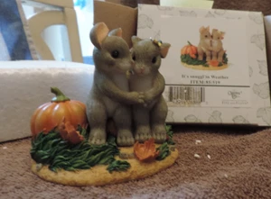 NIB Enesco Charming Tails "IT'S SNUGGL'IN WEATHER" MOUSE W/ PUMKIN Figurine - Bild 1 von 1