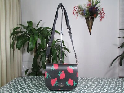 Nuevo con etiquetas Bolso de montar Kate Spade Saffiano Madison con estampado de lanzamiento rosa KE533 negro múltiple Foto 1 de 4