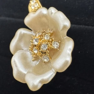 Colgante Flor Flor Flor Perla Simulada Colección Glamour Nolan Miller De Colección - Imagen 1 de 9