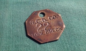 Vintage Messing genommen Scheck Reiter Anhänger Medaille für G.C.D. Co. #22 Unidentified Company - Bild 1 von 3