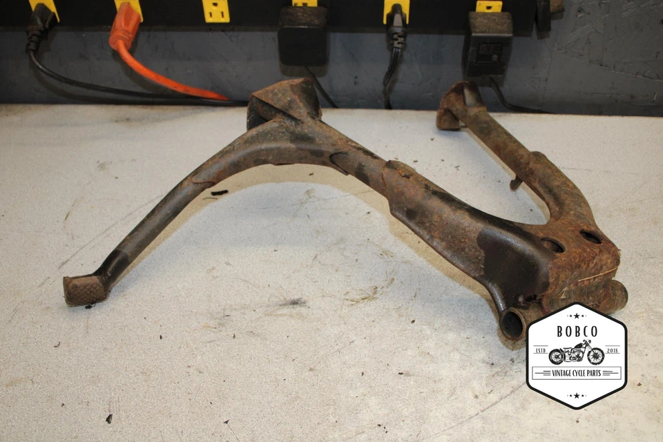 1982 Honda Nighthawk 750 CB750SC CENTER MAIN STAND M12-1647.AAD - Image 1 of 4