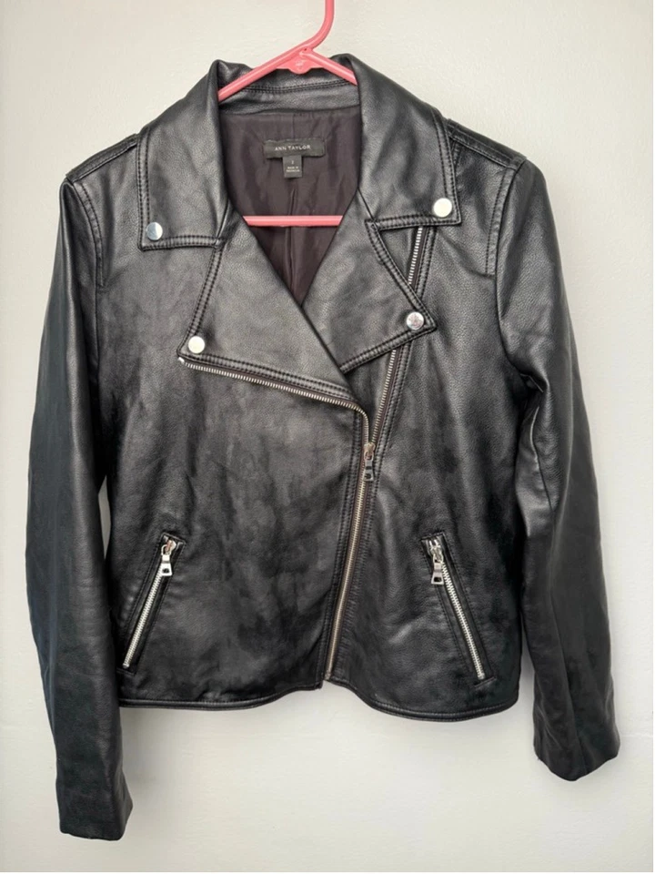 Chaqueta de moto para mujer Ann Taylor de cuero sintético negra talla 2 Foto 1 de 4