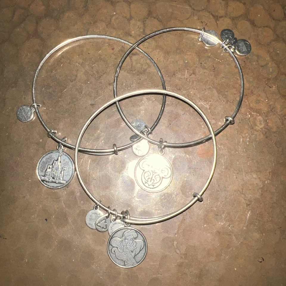 Alex and Ani Parques Disney Mickey Ears Filigrana, Sirenita, Castillo Juego de 3 Foto 1 de 4