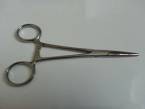 Hemostato de punta recta/Fórceps Kelly excedente militar sueco - Imagen 1 de 9