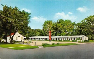 # G3148    BURLINGTON, KS.     POSTCARD,   TWILIGHT   MOTEL - Picture 1 of 2