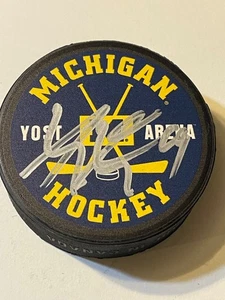 Michigan Wolverines ADAM FANTILLI signierter Hockey Puck - Bild 1 von 1