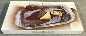 Nuovo con scatola Fiveth Avenue LTD CRYSTAL vetro smerigliato 'Calla Lily' vassoio piatto 14" x 7" - Foto 1 di 4