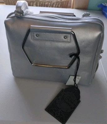 *Novo com etiquetas* Camiseta e Jeans Prata Hexágono Bolsa Transversal Alças Metálicas de Metal Zíperes - Imagem 1 de 4