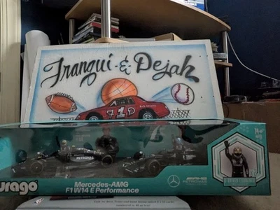 Burago 1:24 2 Mercede-AMG F1W14 E Performance con George Russell y Lewis Hamilton  Foto 1 de 4