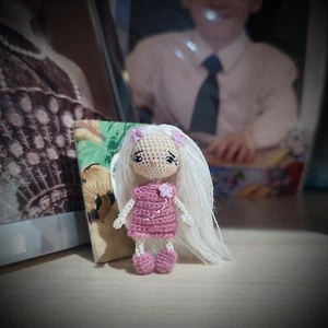 Miniatur Häkelpuppe. Kleine Puppe. Puppenhaus Miniatur Puppe. - Bild 1 von 5