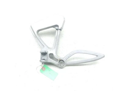 08-12 Can Am Spyder Roadster RS SOPORTE DE MONTAJE DE CLAVIJA DE PIE DE PASAJERO TRASERO IZQUIERDO Foto 1 de 4