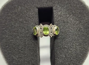 Vintage Sterling Silber Ring aus Nachlass mit peridotfarbenen Steinen - Bild 1 von 6