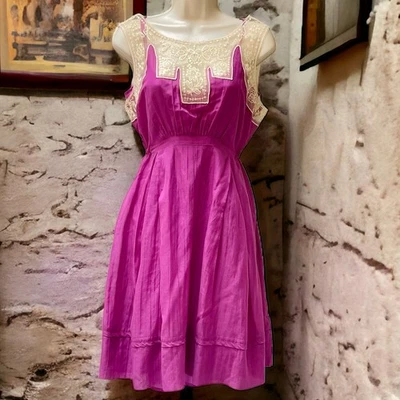 Vestido sin mangas decorativo aleta púrpura transparente seda Anthropologie antorcha ardiente talla S Foto 1 de 4